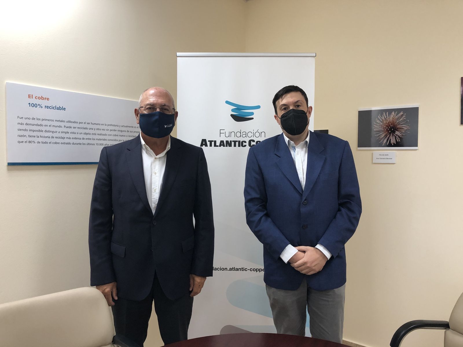 Los presidentes de ambas instituciones tras la firma del convenio.