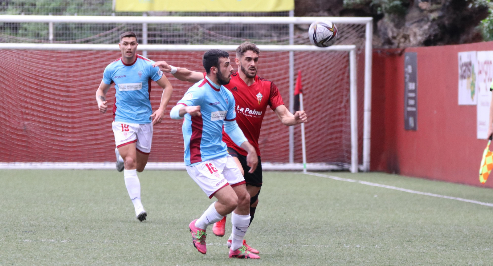 Puga, ante la presencia de Adrián Fuentes, es presionado por un jugador del Mensajero.