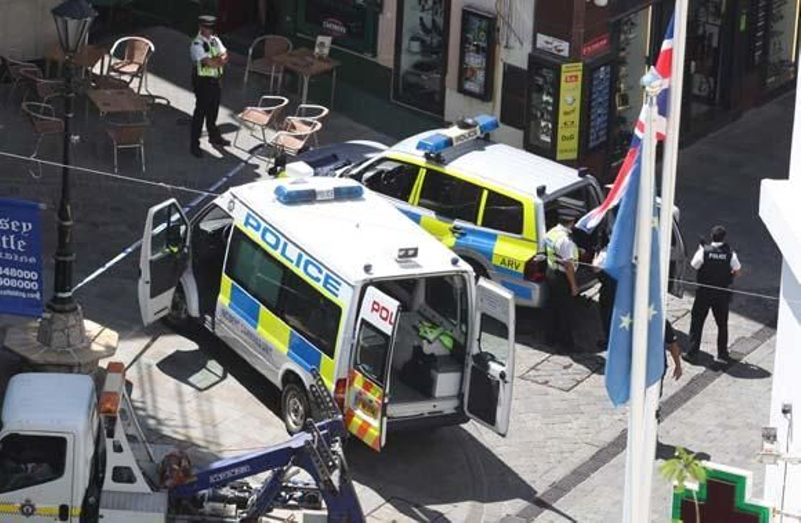La policía inspecciona la zona y  la acordona 

Foto: Paco Guerrero