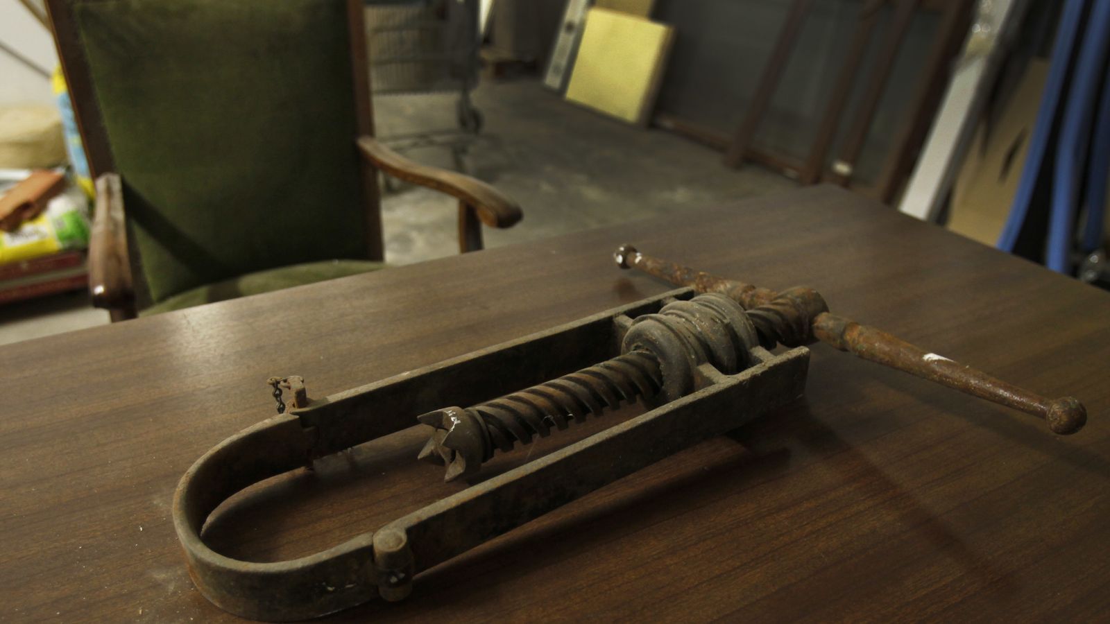 Uno de los dos garrotes que se conservan en el archivo de la Audiencia
