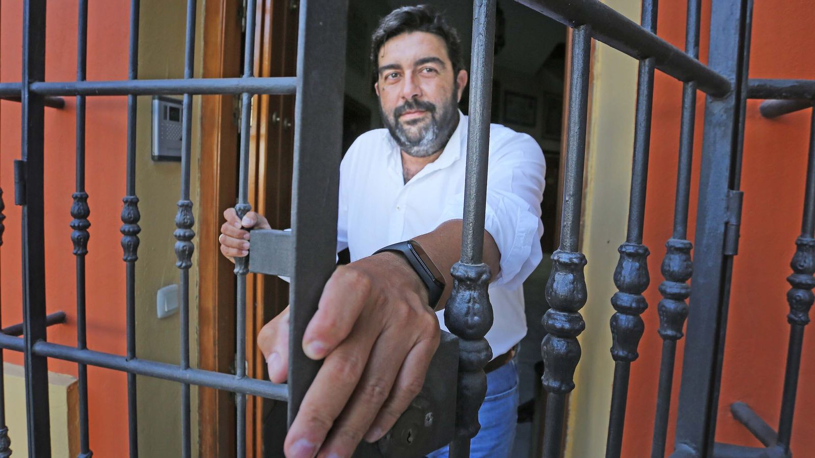 El presidente en el acceso de la sede de la Unión de Hermandades.