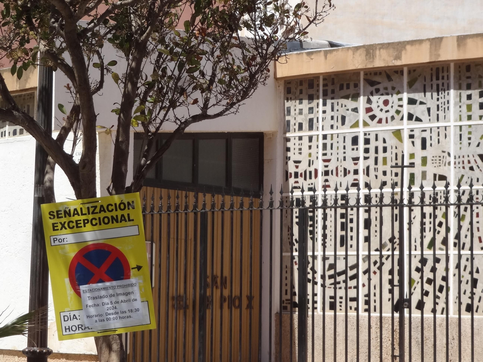 Una de las señales de prohibido aparcar excepcionales que aún sigue en El Zapillo