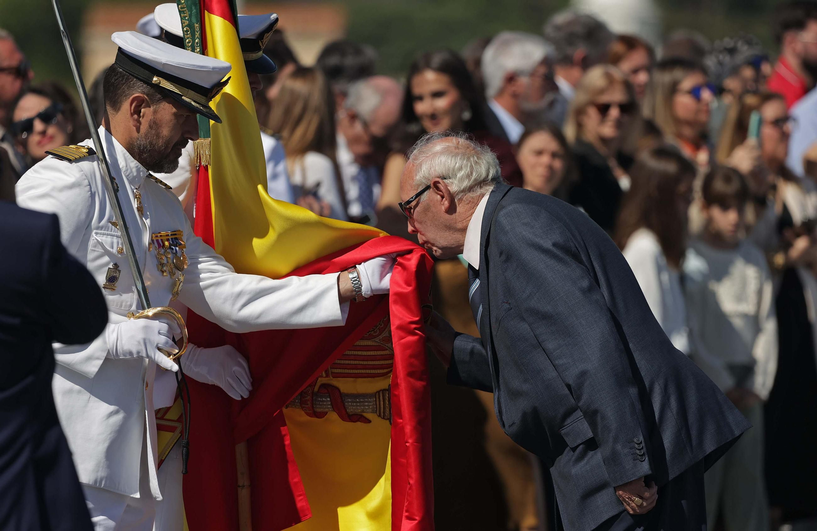 Fotos de la Jura de Bandera para personal civil a bordo del Buque de Asalto Anfibio 'Castilla' en Algeciras