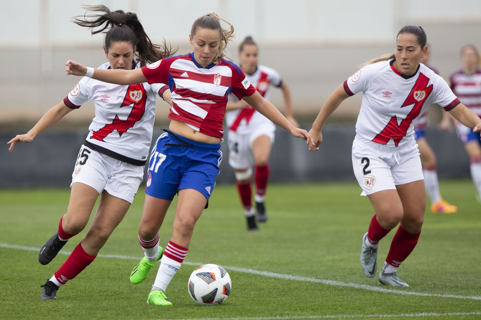 Naima protege la pelota en el duelo ante el Rayo.