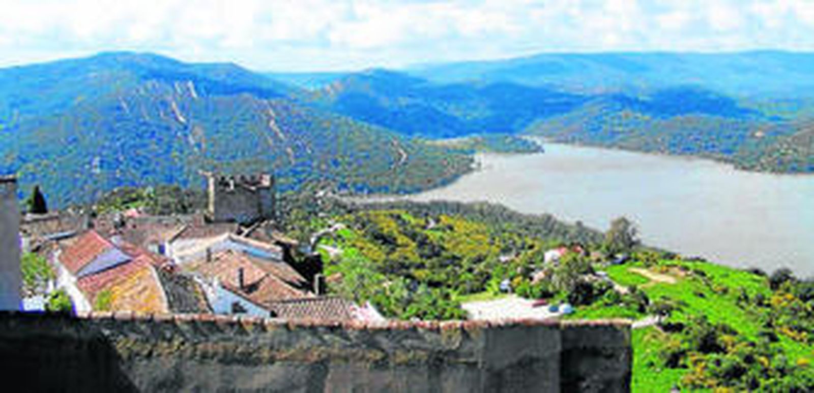 Vista del embalse de Guadarranque desde el hotel Castillo de Castellar.