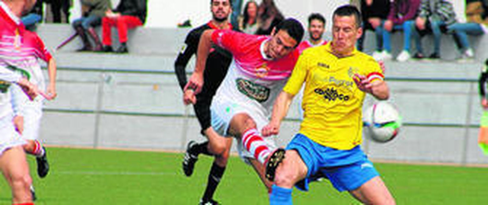 Narváez, uno de los nueve ausentes del cuadro amarillo en el Iberoamericano de Bahía Sur, durante el partido del pasado domingo con el Utrera.