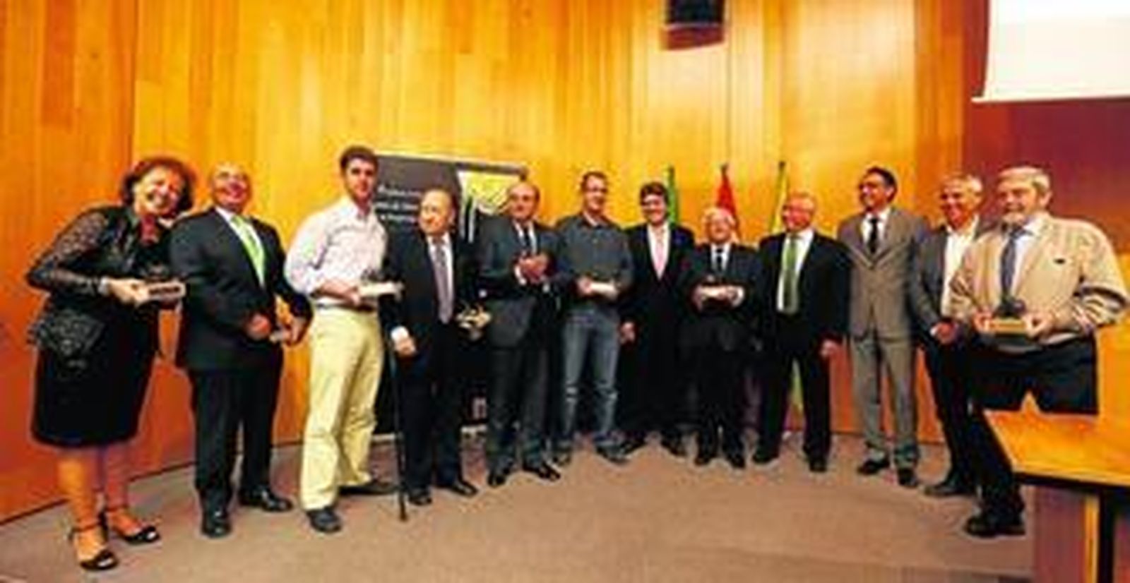 Marino Cano Pérez recibe el premio honorífico por su trayectoria.