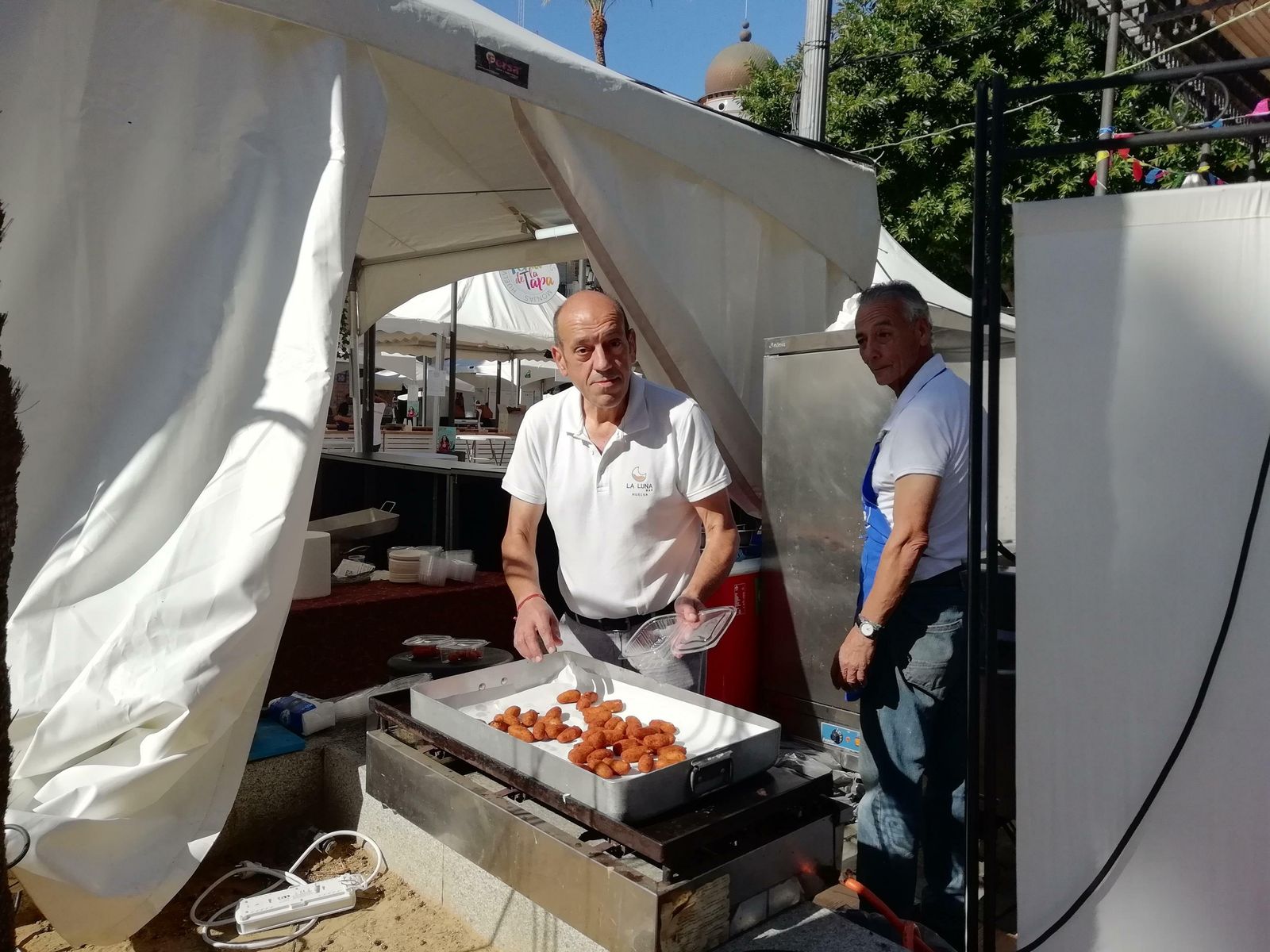 Manuel Acevedo, del Bar La Luna, prepara un táper.