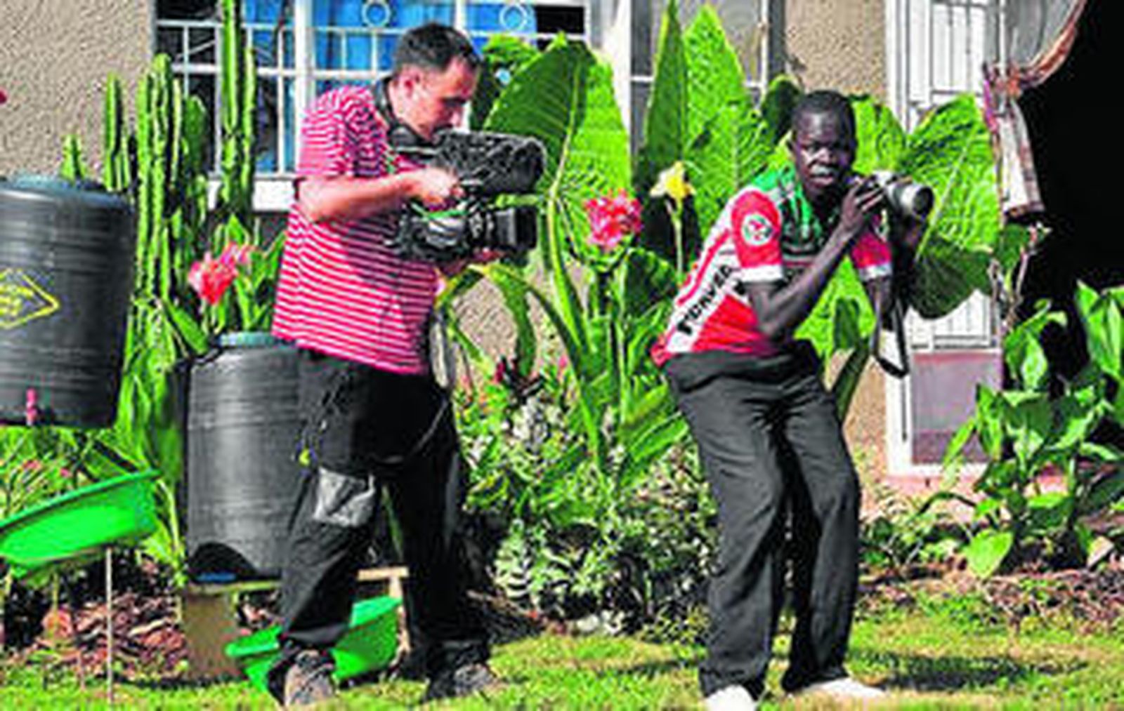 Arriba, equipo de rodaje y alumnos participantes; abajo, imágenes del desarrollo del documental.