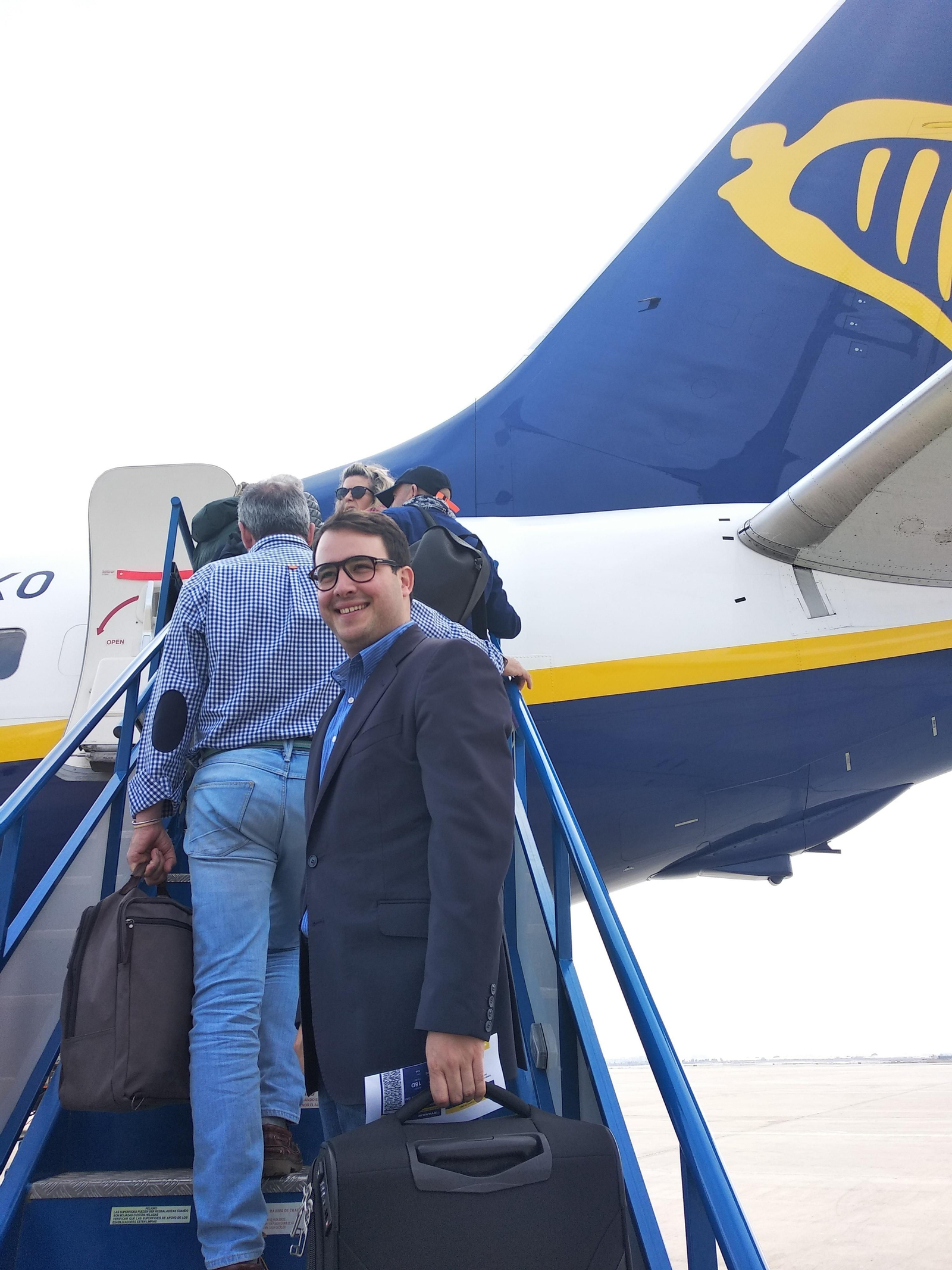 El diputado de Presidencia en el primer vuelo de Ryanair con la capital lombarda