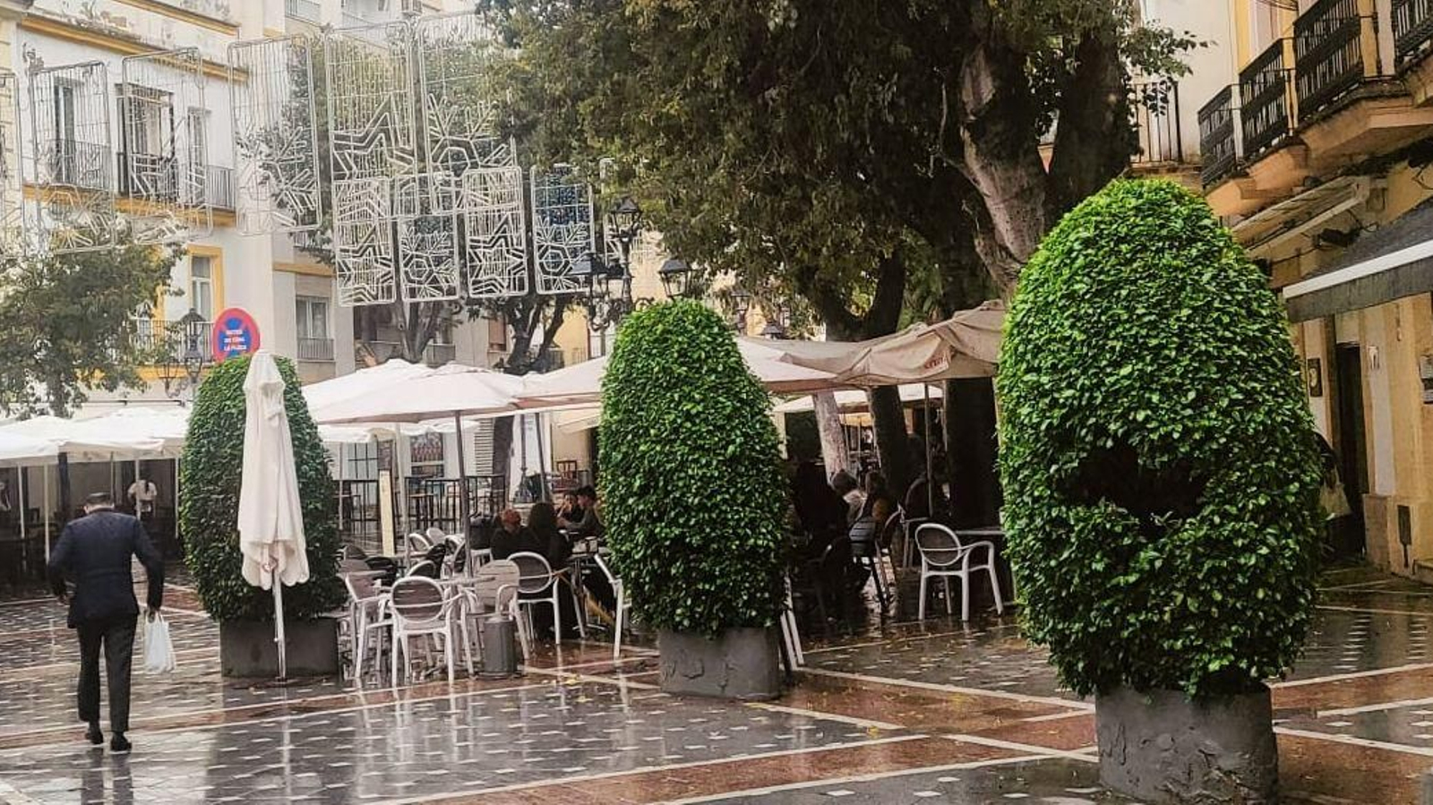 Clientes en una terraza de plaza Plateros, durante las fiestas.