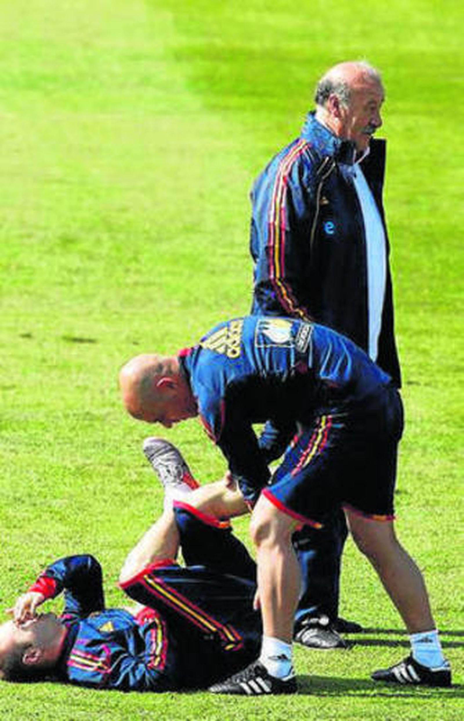 Iniesta recibe masajes.