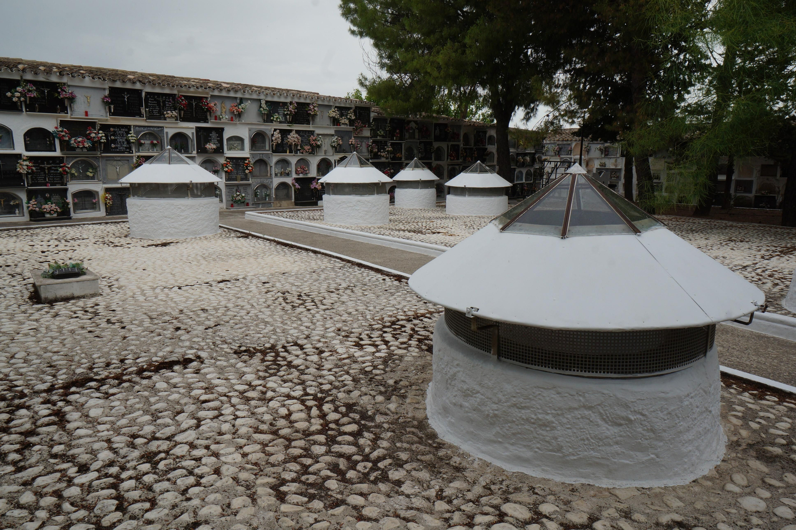 Una parada en el singular cementerio de Monturque