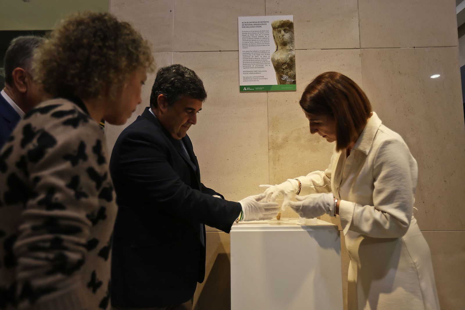 Imágenes de la Recepción en el Museo de Huelva del silbato turdetano hallado en Doñana