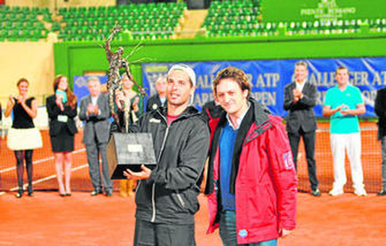Montañés recibe el trofeo que le acredita como campeón.