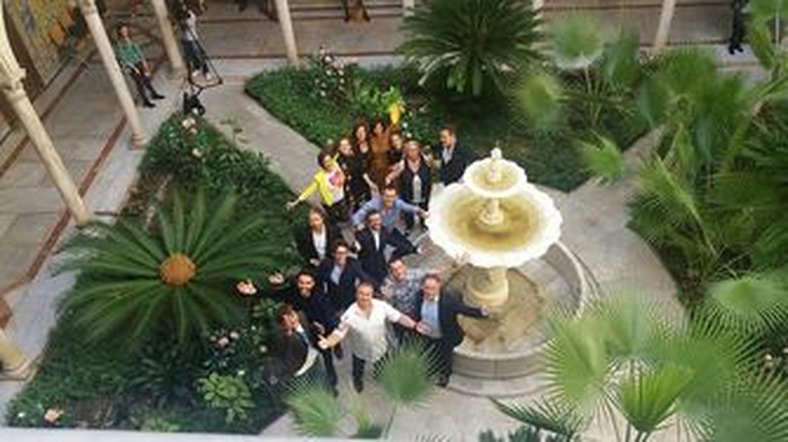 El elenco principal de 'Allí abajo', saluda desde el patio de Monsalves.