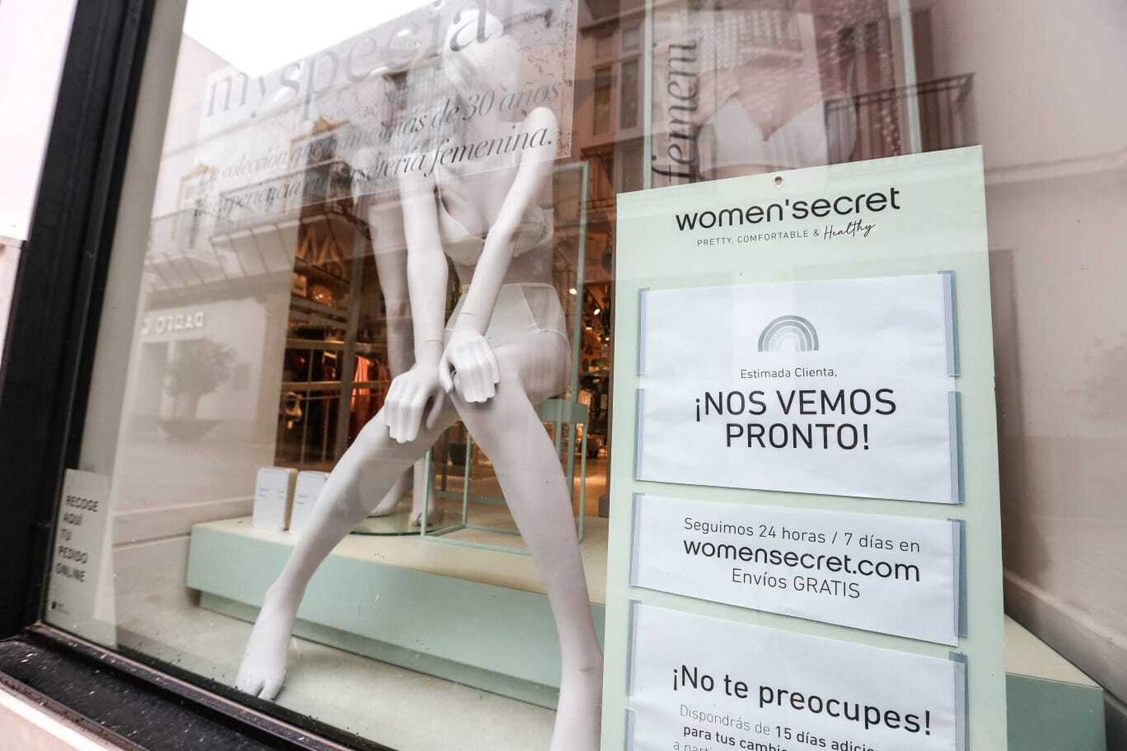 Escaparate de un comercio en el centro de la ciudad, tras el cierre de actividades no esenciales.