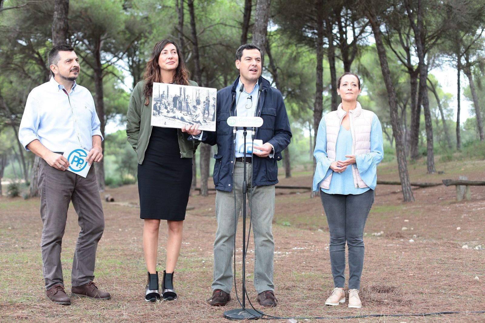 Juanma Moreno, junto a otros dirigentes del PP-A, en el pinar donde se tomó la 'foto de la tortilla'.