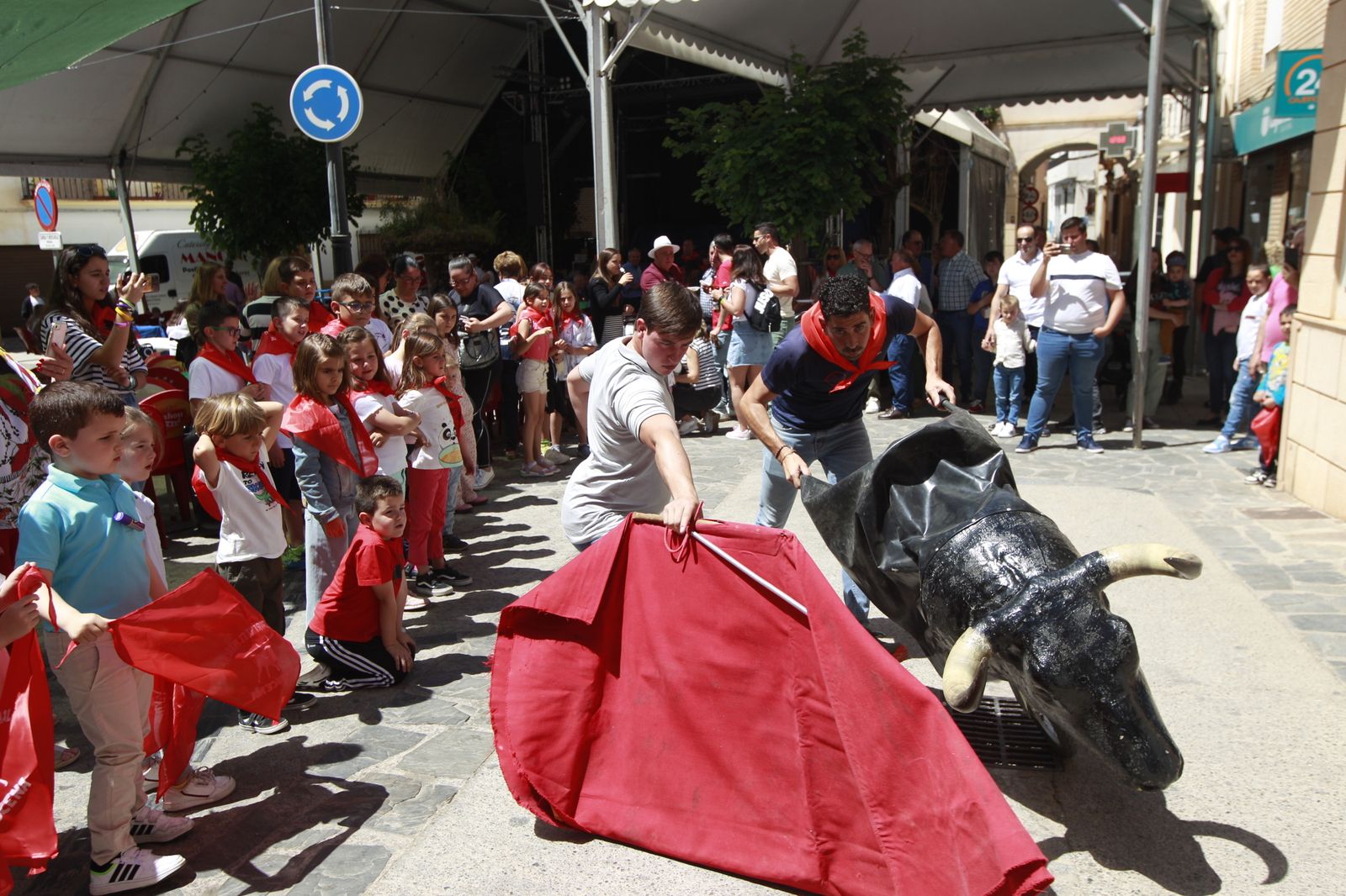 Imágenes de las Fiestas de Abrucena: concurso de mostos, encierro infantil y migas populares