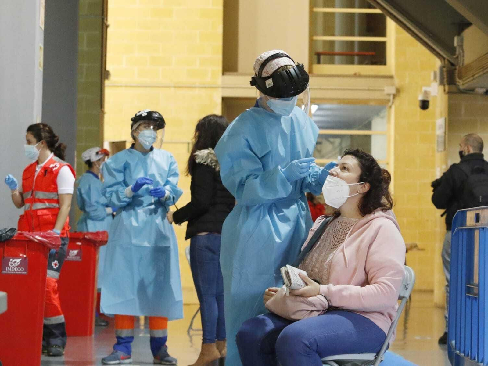 Una mujer se somete  al test de antígenos en Vista Alegre.