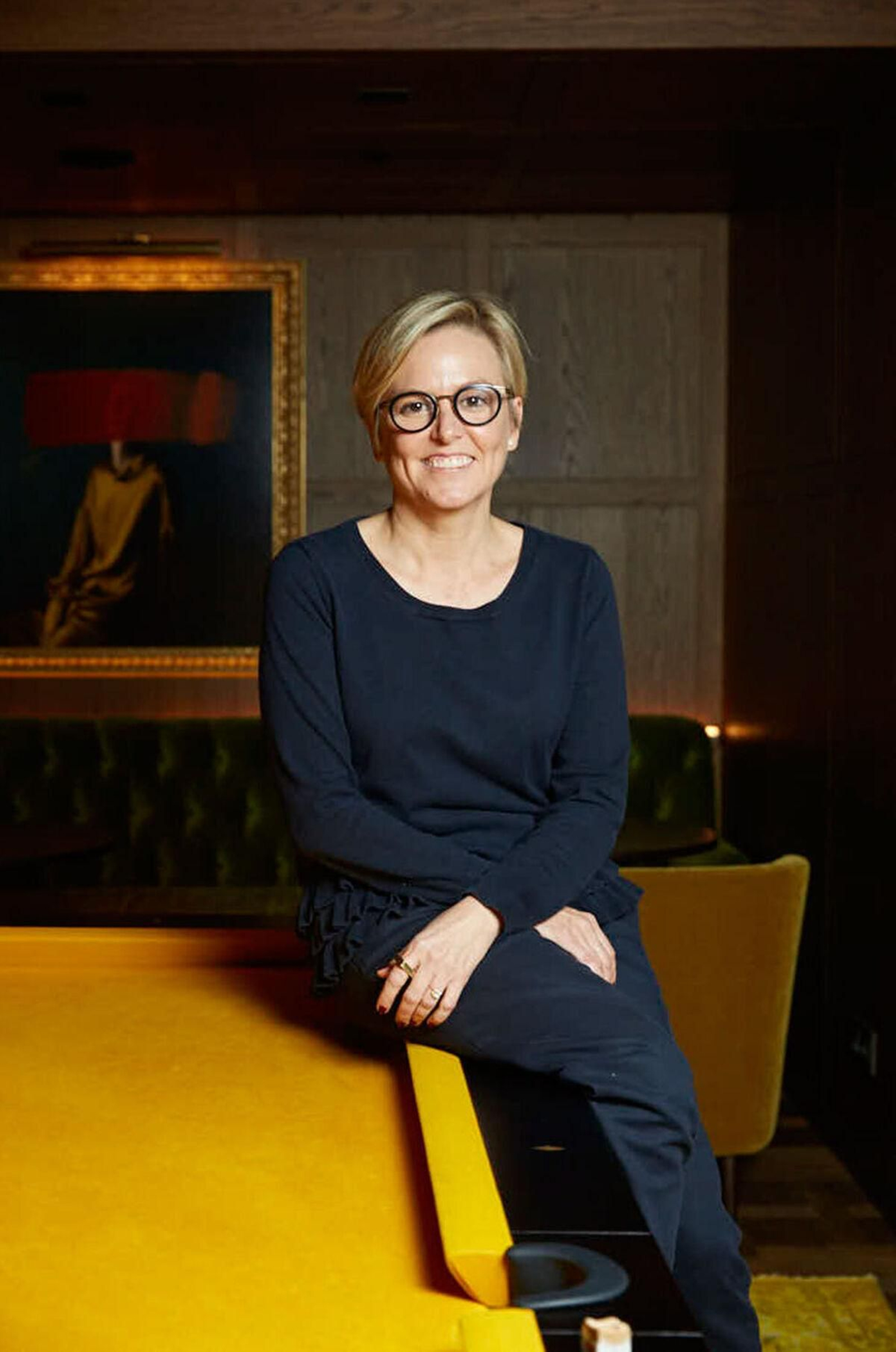 La diseñadora Nuria Sardá, creativa de Andrés Sardá, en uno de sus talleres.