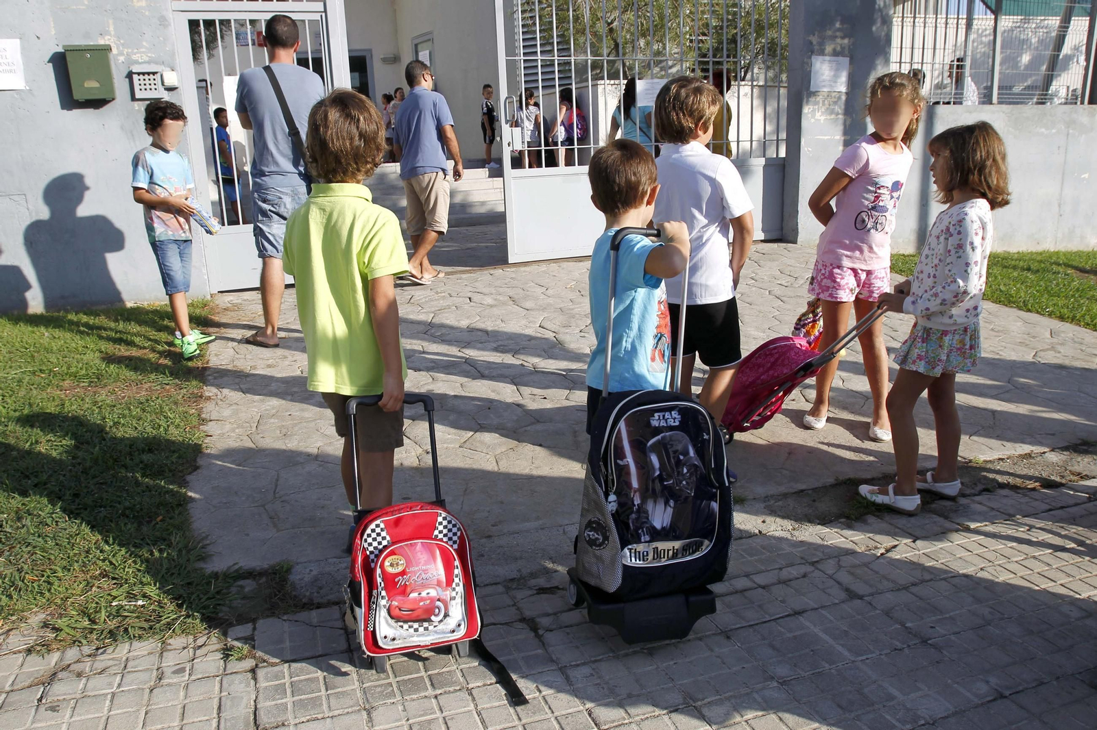 Un grupo de niños en la puerta de un colegio en Algeciras.