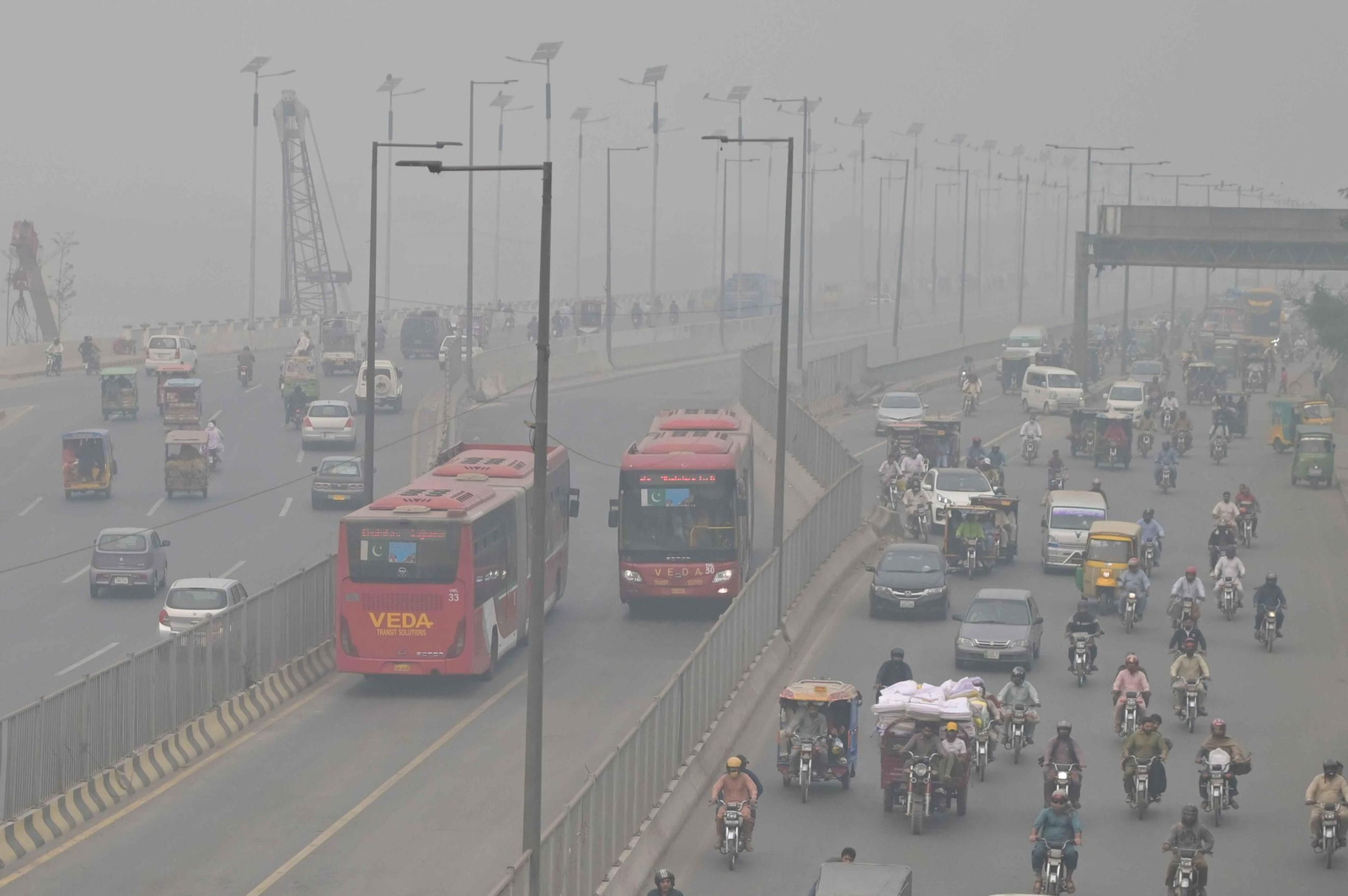 Una peligrosa nube de humo tóxico envuelve todo Pakistán: todas las imágenes