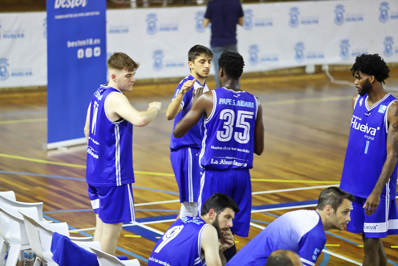 Imágenes del partido de baloncesto entre el Ciudad de Huelva y el Colegio El Pinar.