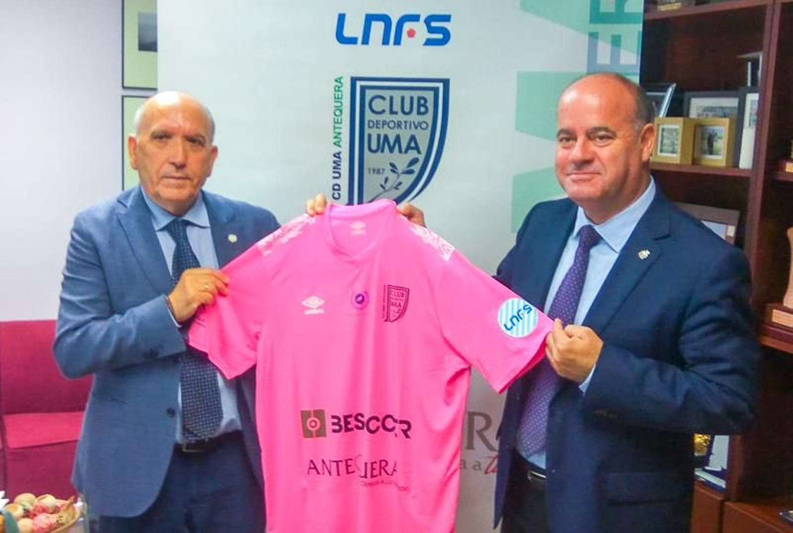 Pedro Montiel (presidente del club) y Manuel Barón (alcalde de Antequera) con la camiseta del UMA.