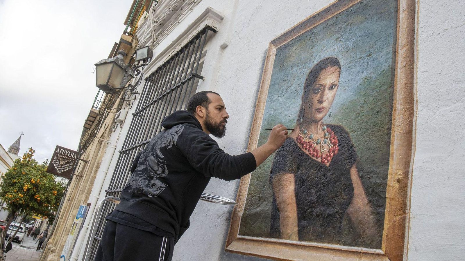 Samuel Martínez mientras realizaba la obra homenaje a Lola Flores en Jerez