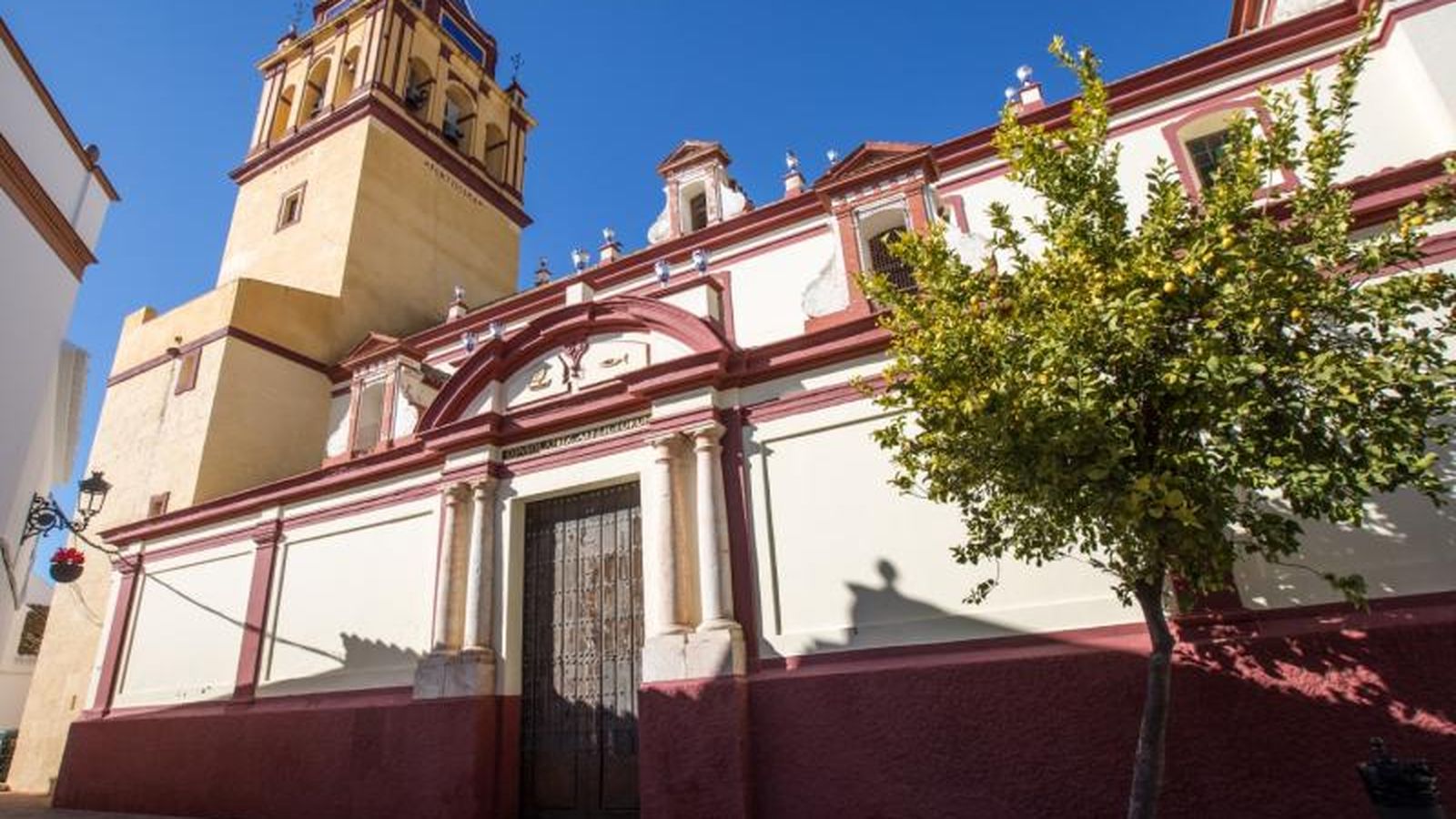 Iglesia de la Consolación, con su torre rematada en un chapitel piramidal
