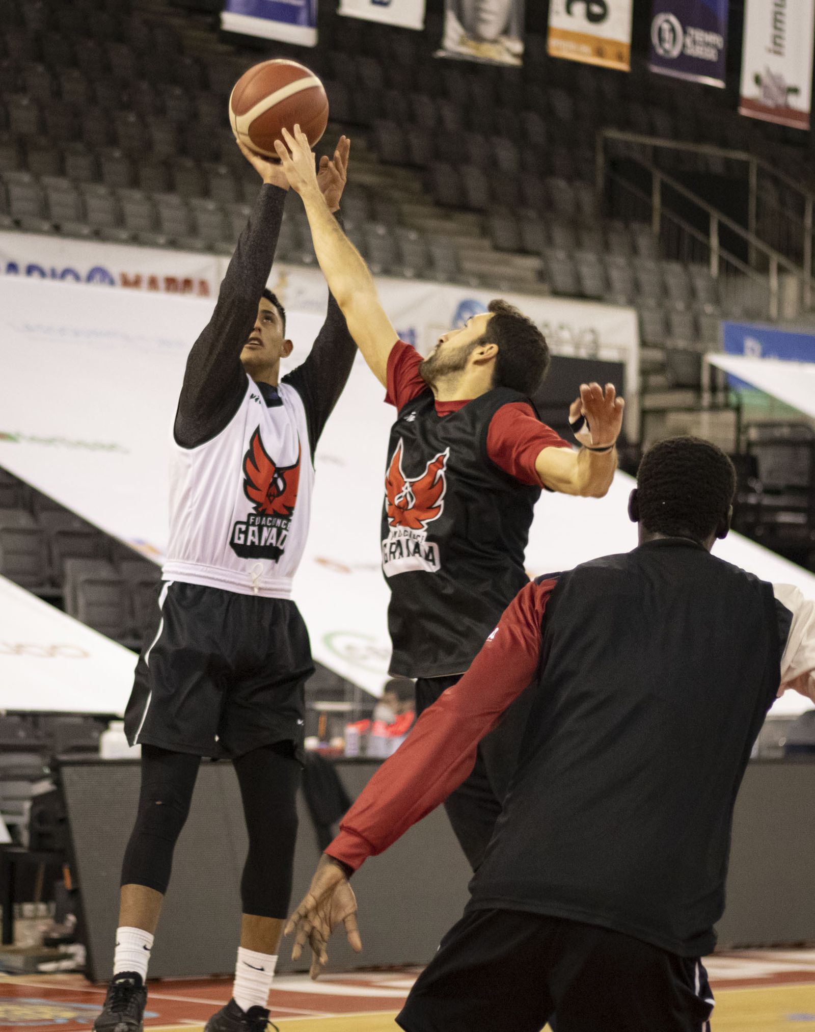 Adriassi lanza a canasta durante un entrenamiento.