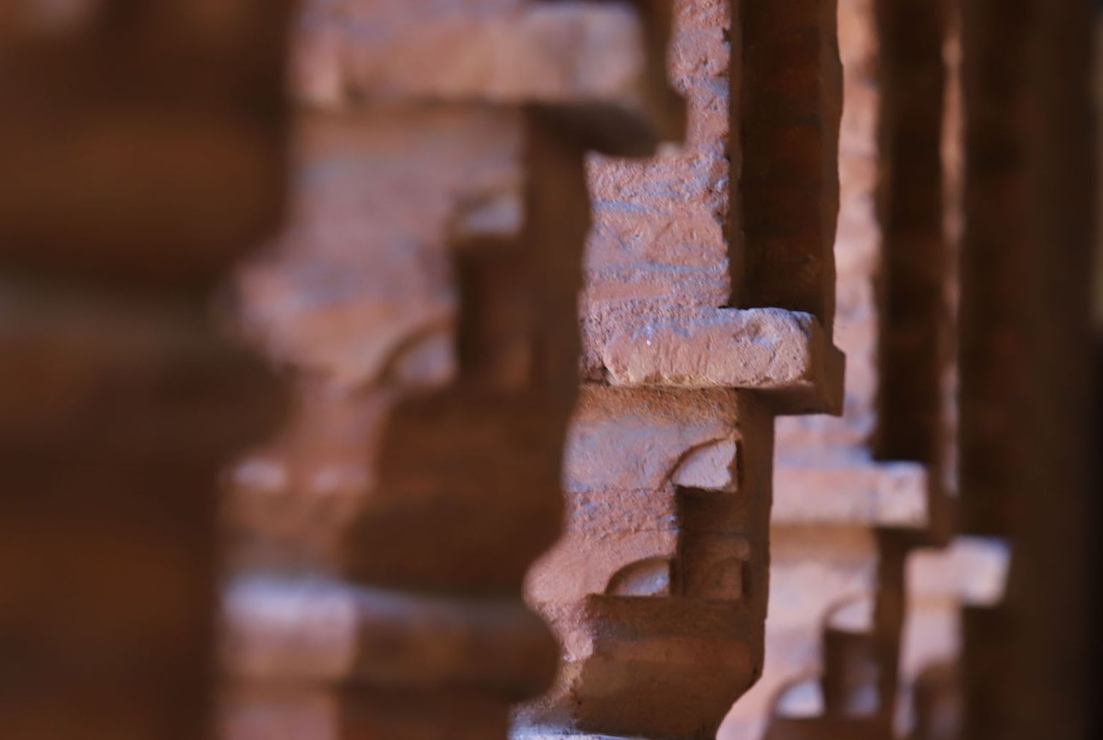 Estado de deterioro en el que se encuentra las pinturas murales del patio mudéjar de La Rábida.