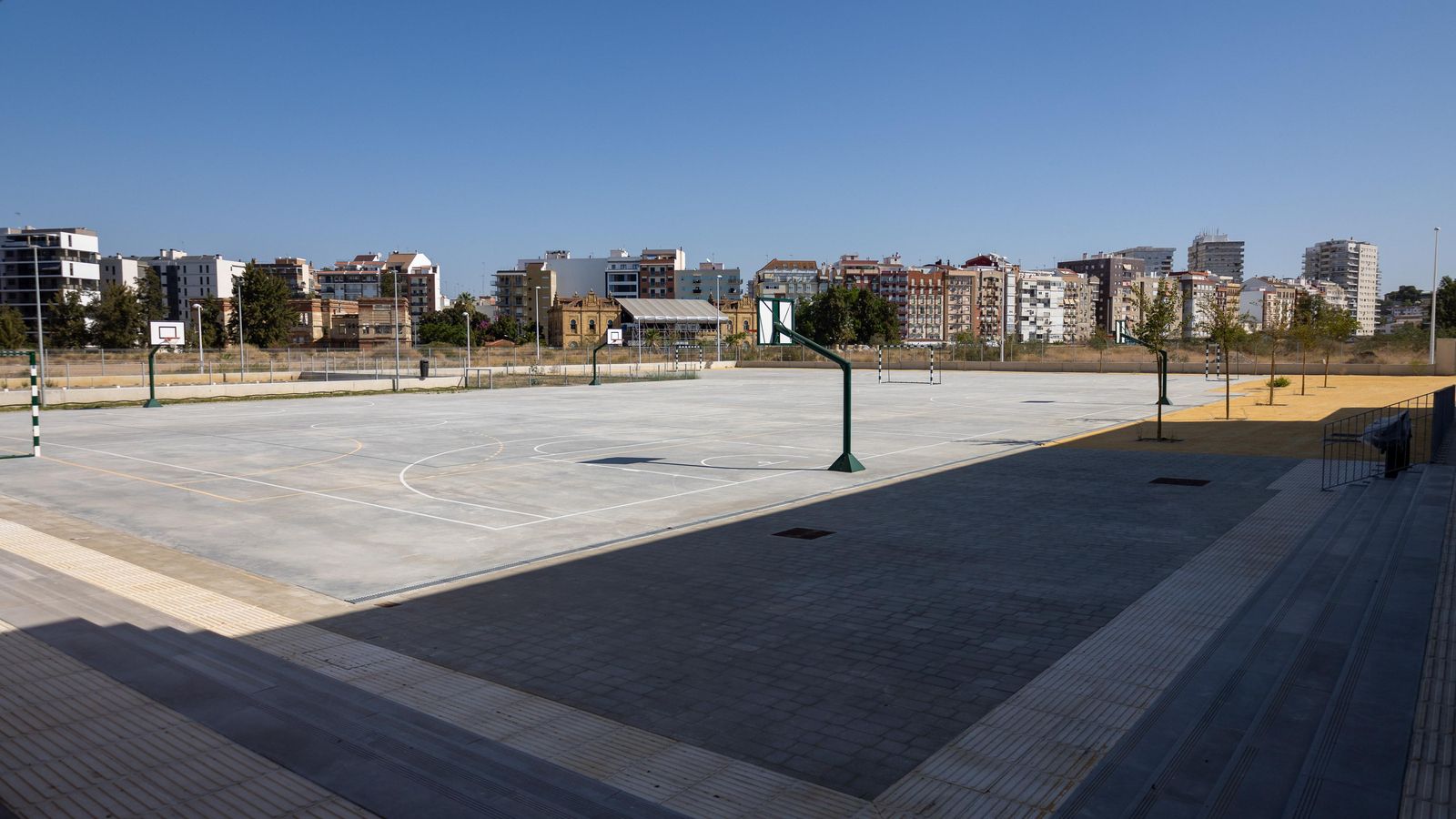 Vista de las pistas exteriores del centro educativo.