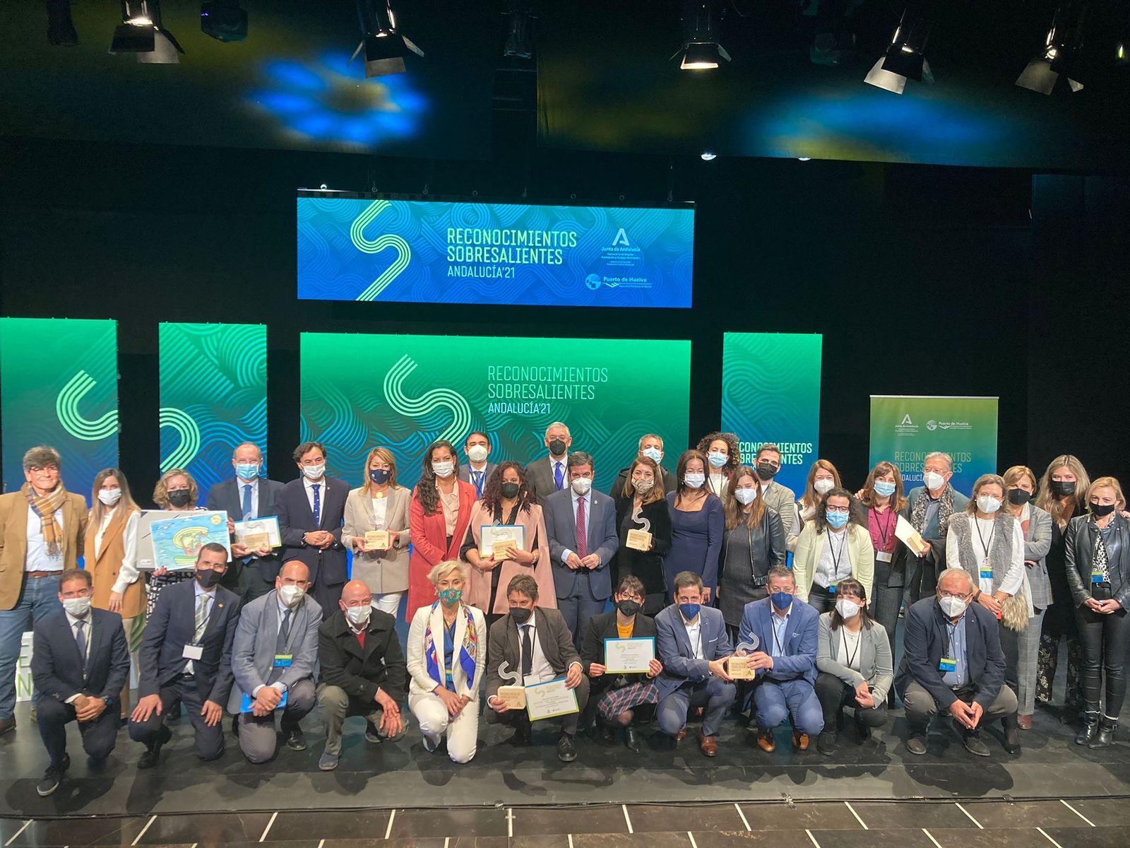 Autoridades con los premiados con los Reconocimientos Sobresalientes.