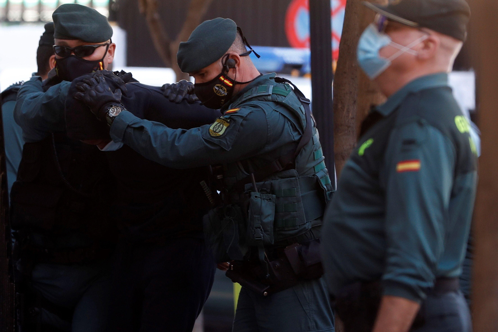 Traslado de uno de los detenidos por el caso de 'El Melillero' Traslado de uno de los detenidos por el caso de 'El Melillero'