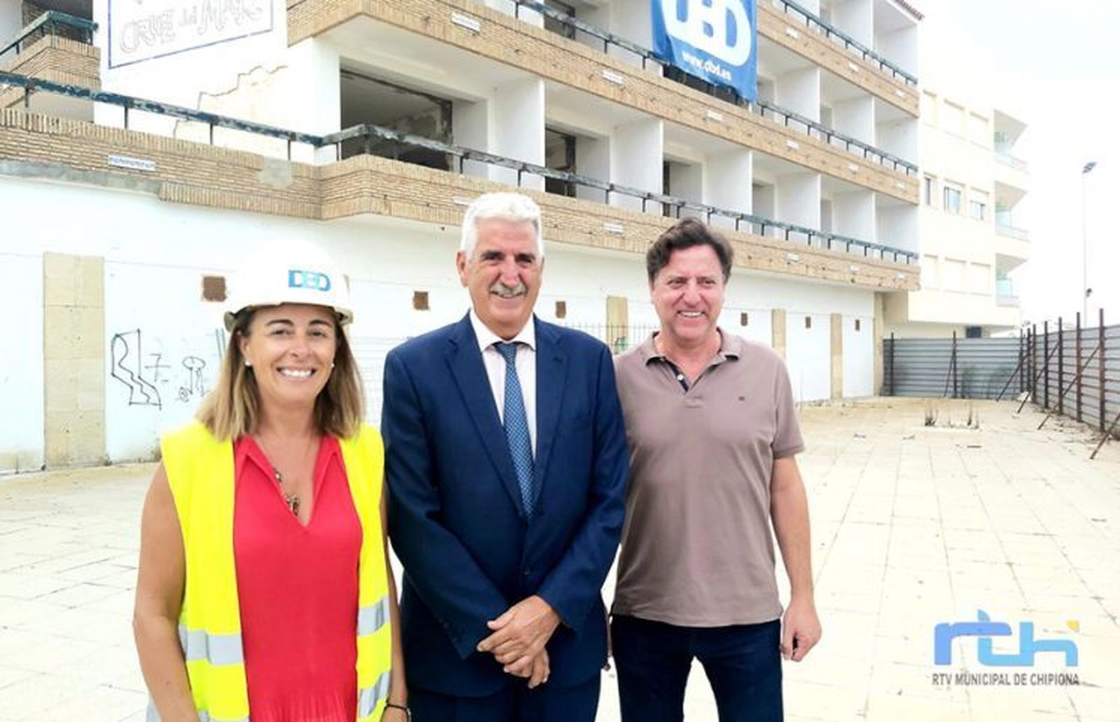 El alcalde de Chipiona, con representantes de la empresa propietaria del edificio del antiguo hotel Cruz del Mar y la firma constructora del futuro establecimiento.