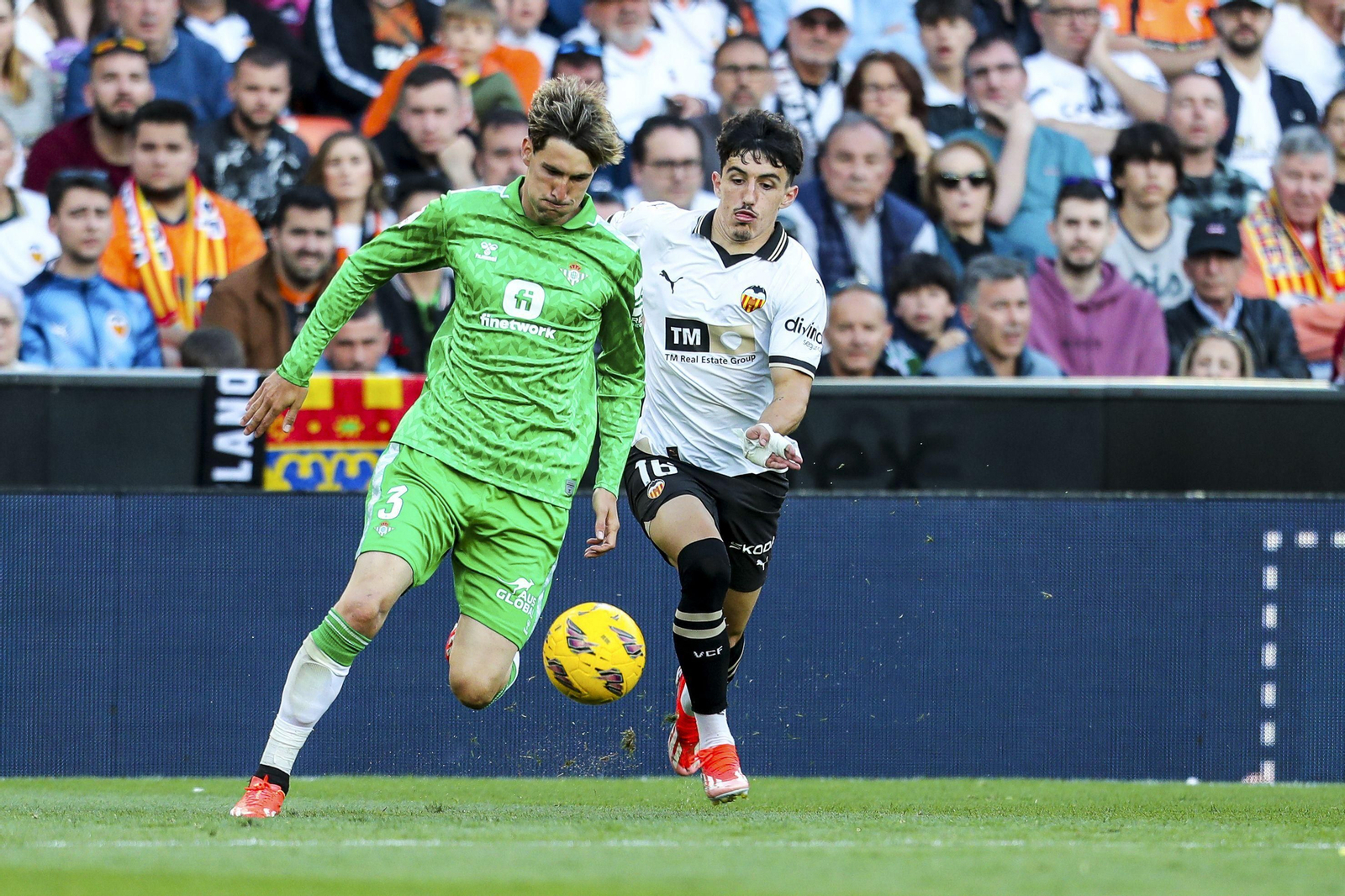 Juan Miranda conduce la pelota ante Diego López.