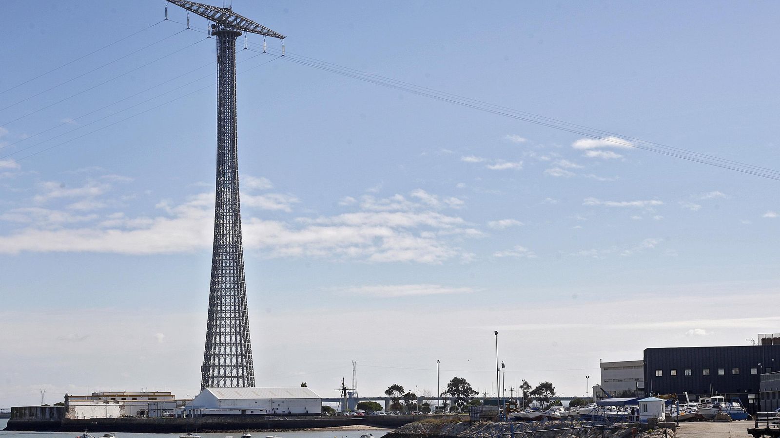 Una de las torres de Endesa, en Puntales, por donde no podría evacuarse la energía producida por el parque eólico marino.