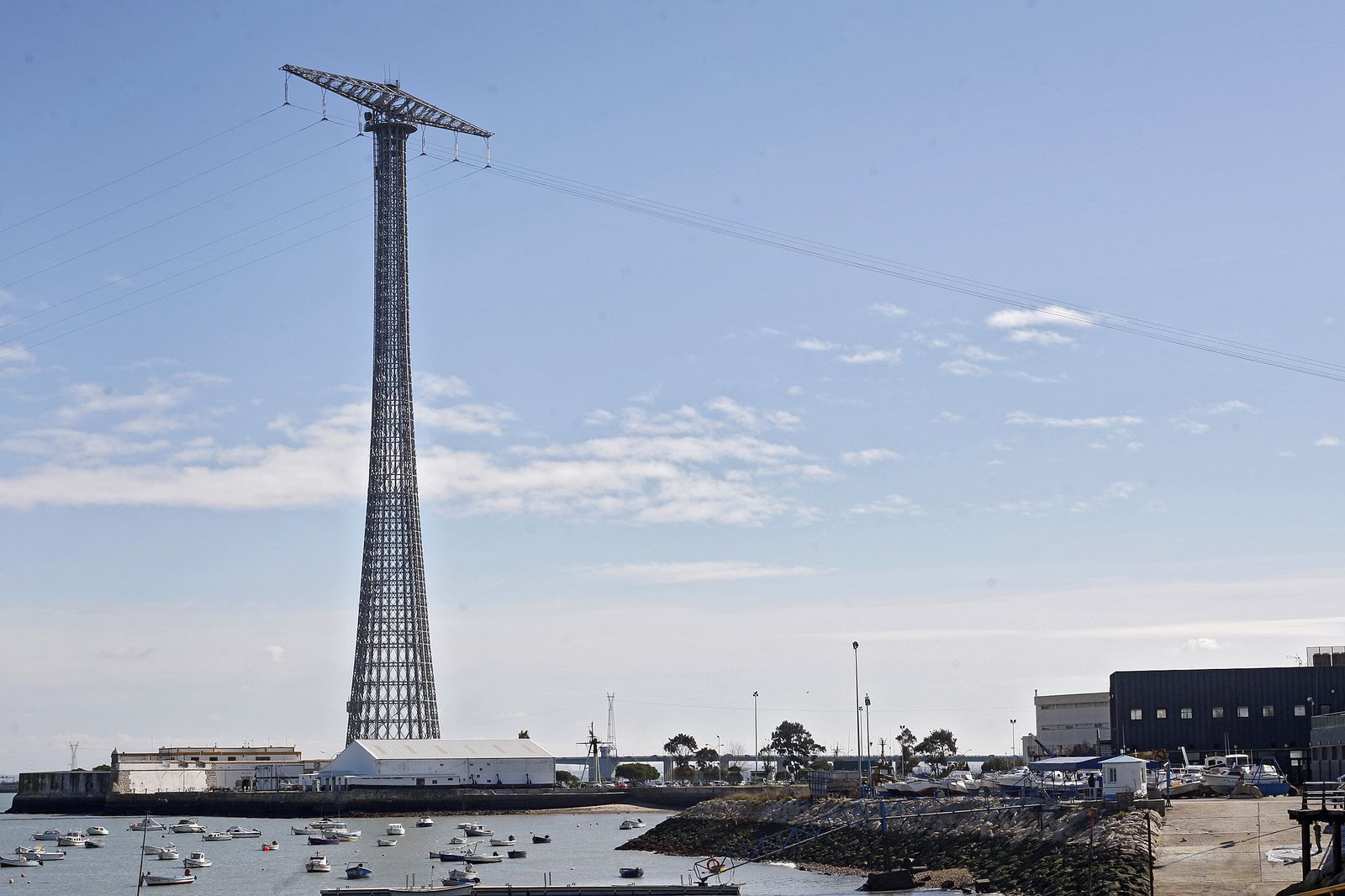 Una de las torres de Endesa, en Puntales.
