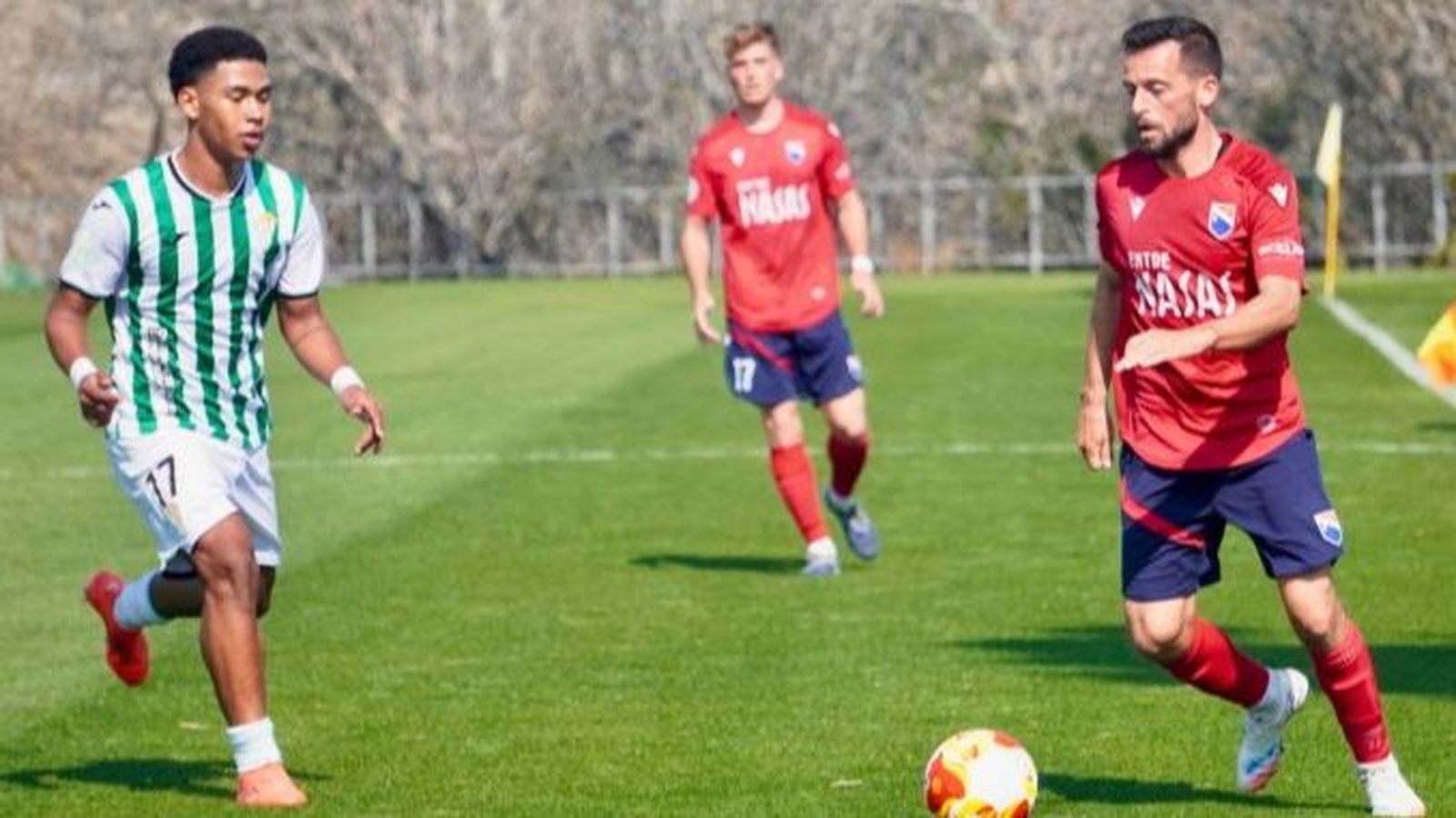 El exbalono Antonio Romero conduce el balón durante el Córdoba B-Dos Hermanas