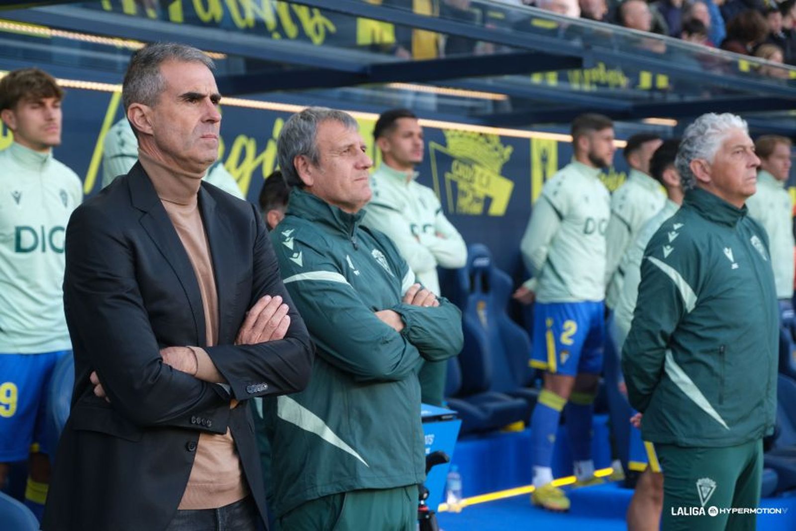 Gaizka Garitano respetando un minuto de silencio durante la presente temporada.