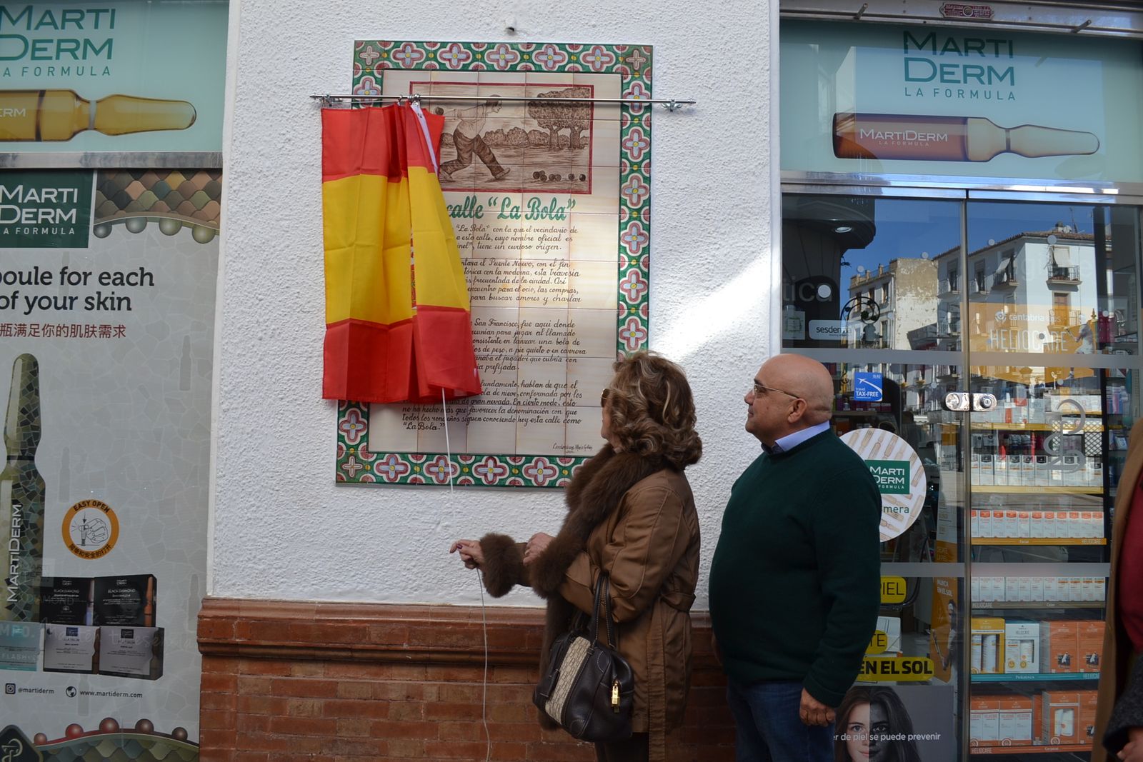 Un mosaico recoge la versión oficial, aunque son muchas las leyendas existentes.
