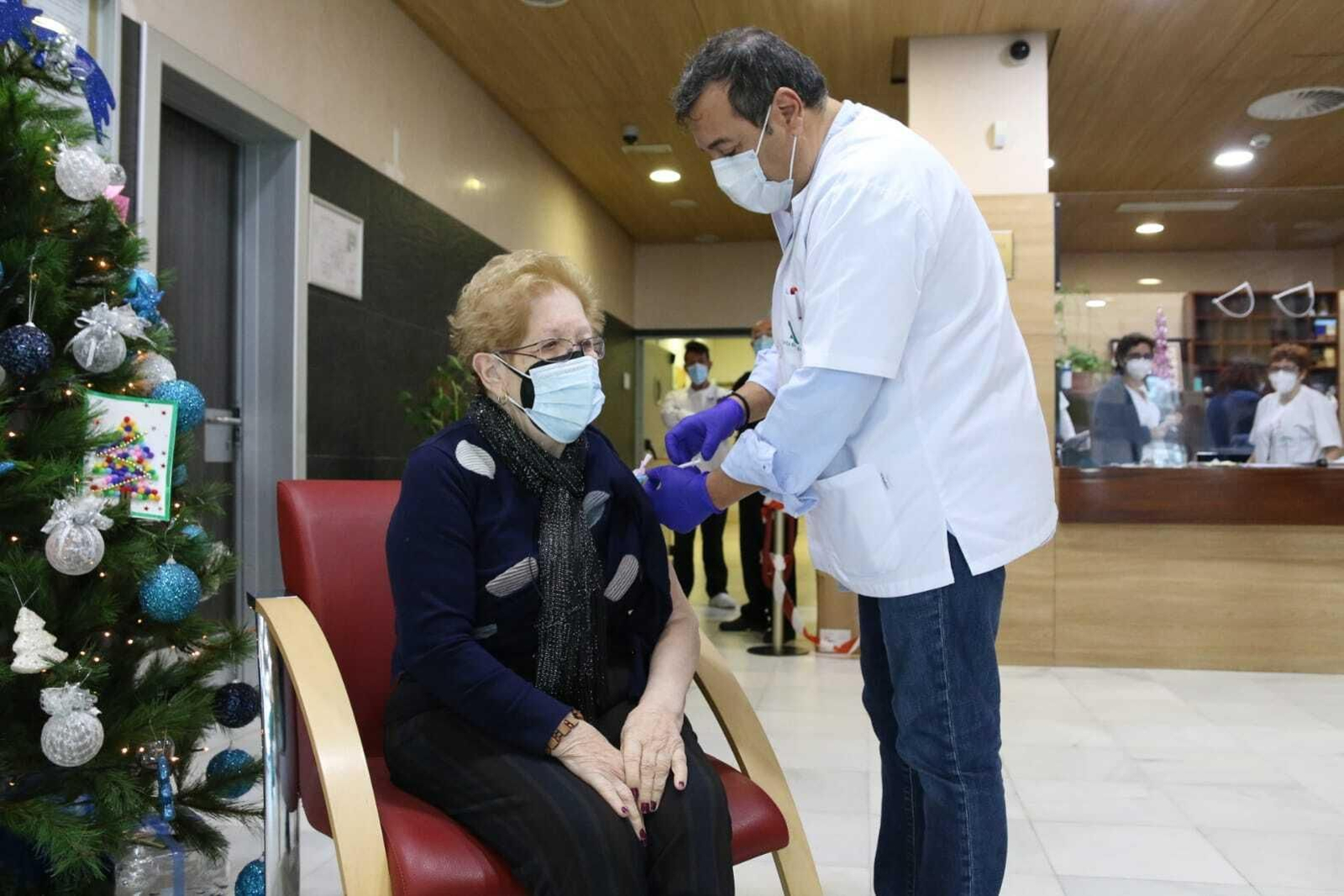 Uno de los mayores de la residencia de El Zapillo recibe la vacuna.