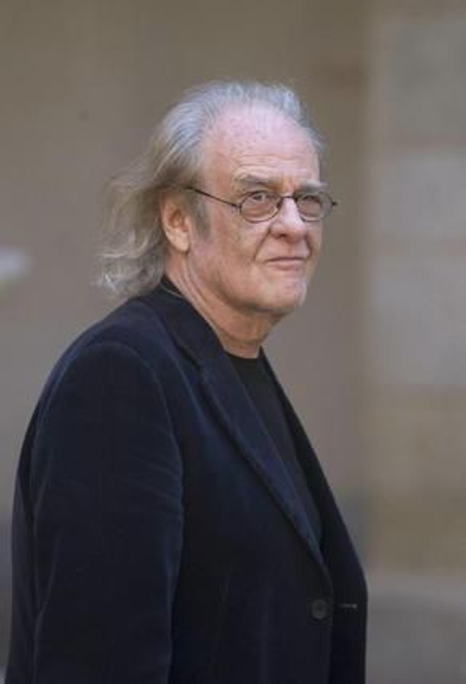 Luis Eduardo Aute, a su llegada al acto. / EFE