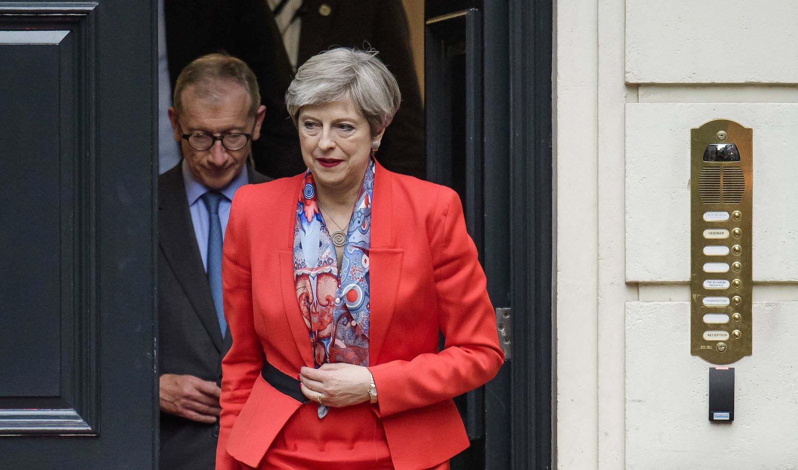 Theresa May abandola la sede Tory en el dentro de Londres, junto a su marido Phillip.