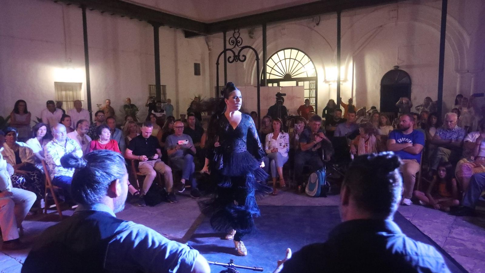 La bailaora Paula Sierra durante su intervención en la velada en la que el guitarrista Juan Manuel Fernández presentó su proyecto 'Guerrero'.