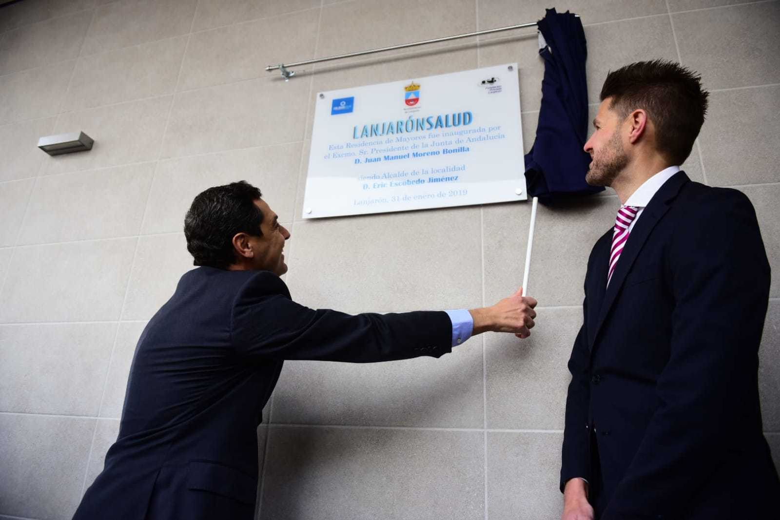 Juanma Moreno ya tiene su primera placa en un pueblo andaluz, Lanjarón