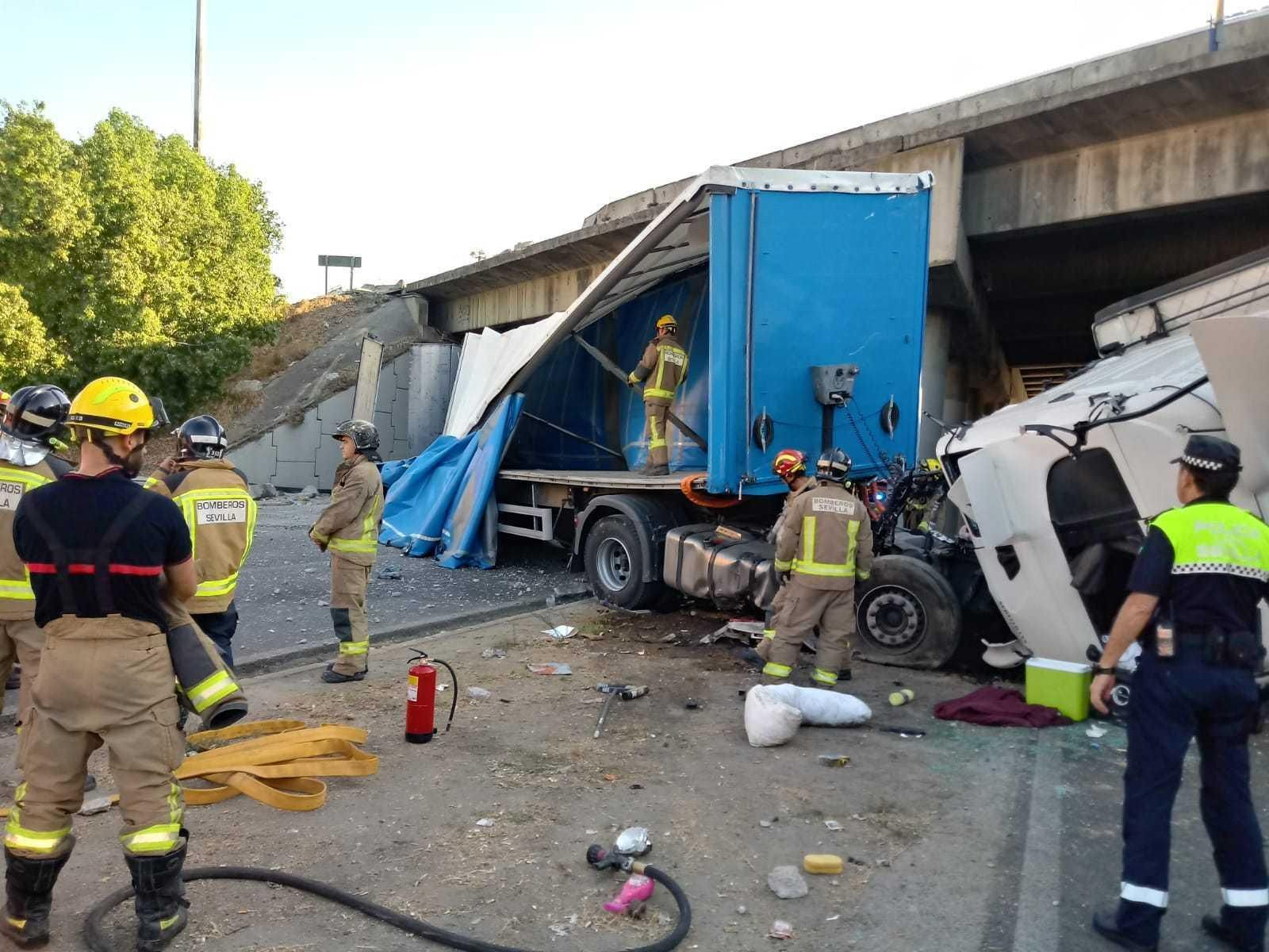 Las imágenes del camión accidentado en Montes Sierra