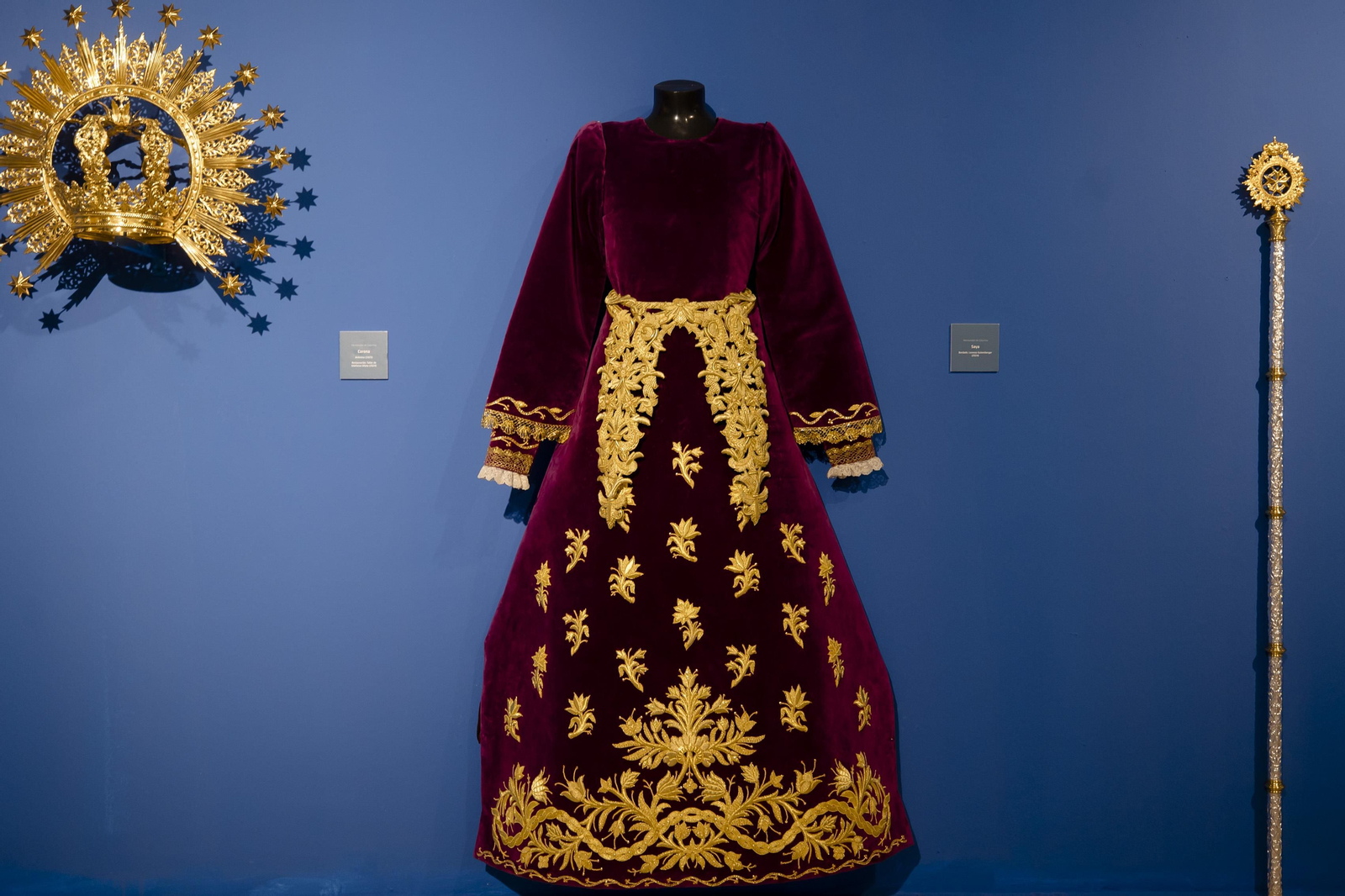 Imágenes de la exposición "Estrenos Semana Santa 2024" en la sede de la Fundación Cajasol
